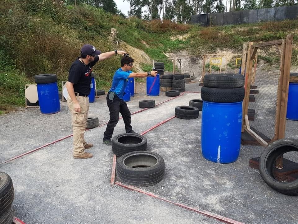 Instructor guiando a un tirador novato en TAC LANDS Gijón