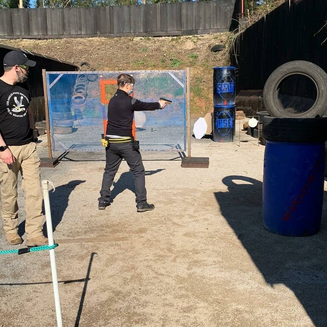 Tirador apuntando en competición de IPSC Action Air, TAC LANDS