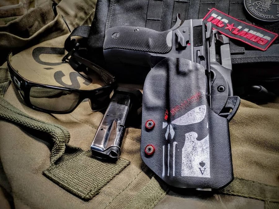 Funda Kydex TAC LANDS — Punisher · tornillería roja